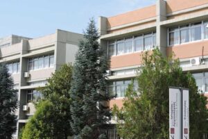 φωτογραφία που δείχνει κτήρια σχολών κοσμητείας